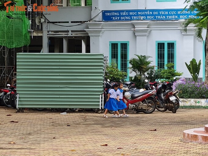 Gói thầu xây dựng mới khối 09 phòng học + các phòng hỗ trợ học tập, Trường Tiểu học Nguyễn Du, trị giá 8,343 tỷ đồng (giá dự oán gói thầu 8,399 tỷ đồng); thời gian thực hiện hợp đồng 150 ngày.