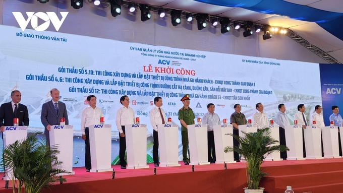 Thủ tướng Phạm Minh Chính và các đại biểu thực hiện nghi thức phát lệnh khởi công