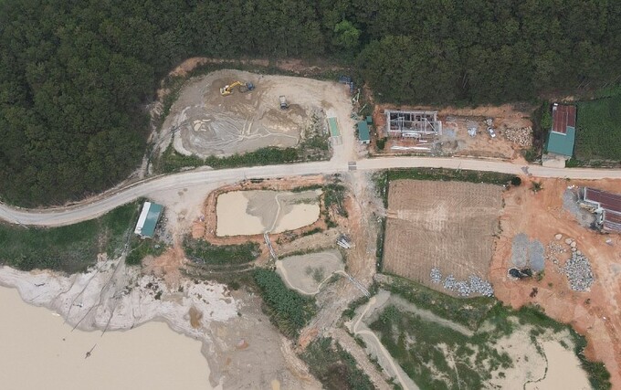 Toàn cảnh bãi tập kết cát, bể lắng của hoạt động nạo vét kết hợp tận thu cát lòng hồ thủy lợi P’róh tại xã Pró, huyện Đơn Dương do công ty TNHH Đắc Thắng Lợi thực hiện.