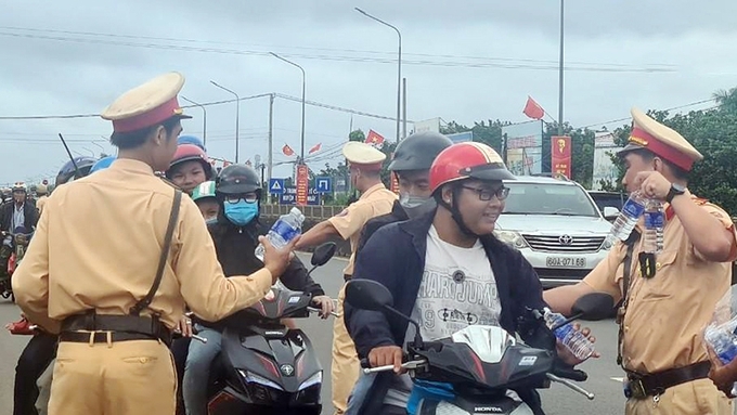 Lực lượng cảnh sát giao thông, Công an H. Thống Nhất phát nước và khăn lạnh cho người tham gia giao thông sáng 2-9