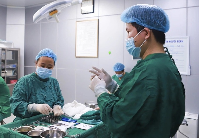 Tiến sĩ thẩm mỹ Tống Hải chuẩn bị thực hiện phẫu thuật tại Bệnh viện Bỏng Quốc gia - Ảnh: BSCC