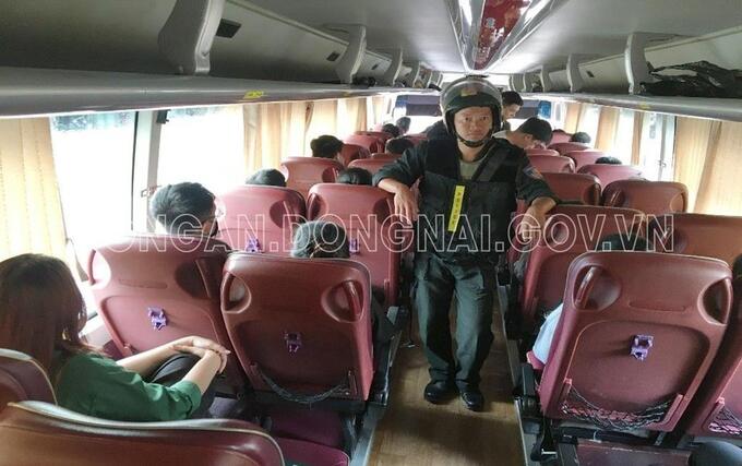 Lực lượng phá án khống chế một trong 5 xe ô tô được Công ty chở nhân viên và khách hàng đến xã An Viễn, H. Trảng Bom giao dịch bán bất động sản