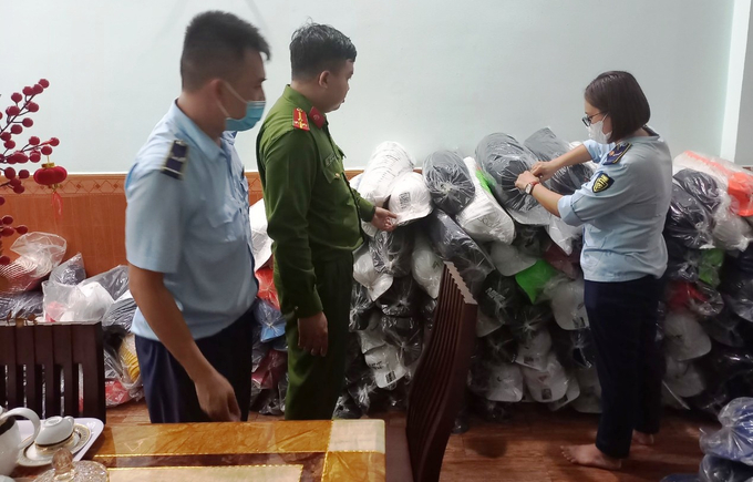 Lực lượng quản lý thị trường phối hợp cùng Công an TP.Thuận An kiểm tra điểm kinh doanh nón thời trang của ông Phạm Văn Tuấn