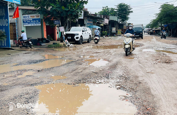 Mặt đường Nguyễn Thái Học (P.Trảng Dài, TP.Biên Hòa) bị cày nát nhưng chưa được sửa chữa, nâng cấp. Ảnh: P.LIỄU