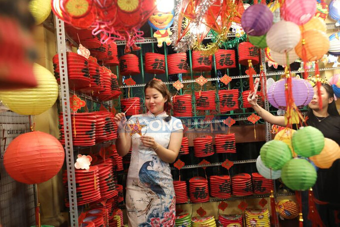 Nơi đây là địa điểm bán lồng đèn quy mô lớn và nhộn nhịp nhất TP. Hồ Chí Minh và cũng là điểm chụp ảnh quen thuộc của giới trẻ mỗi dịp Trung thu về