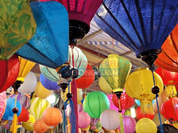 Đèn lồng được cải tiến với nhiều mẫu mã đa dạng, đủ chủng loại