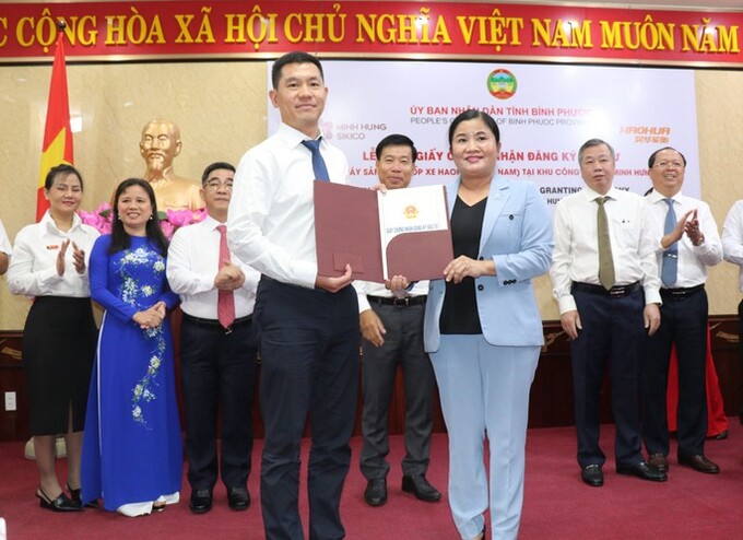 Chủ tịch UBND tỉnh Bình Phước Trần Tuệ Hiền trao giấy chứng nhận đầu tư cho chủ đầu tư Dự án Nhà máy sản xuất lốp xe Haohua