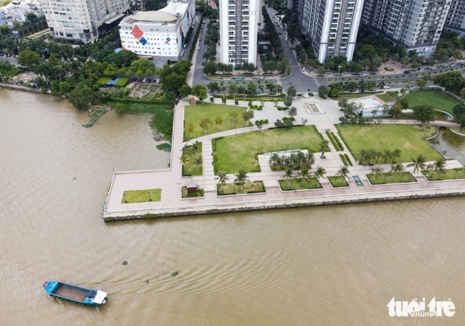 Tuyến đường ven sông Sài Gòn đang bị đứt đoạn tại bức tường ngăn cách hai khu dân cư Vinhomes - Saigon Pearl - Ảnh: LÊ PHAN