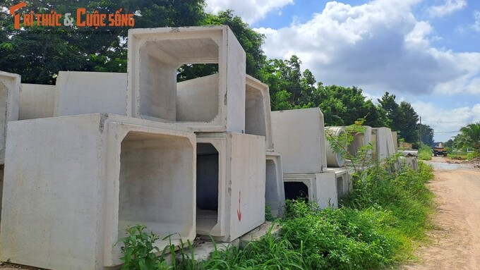 Cống hộp, cống tròn được tập trung hai bên đường. Ảnh Thiên Bảo (ghi nhận ngày 7/8/2023)