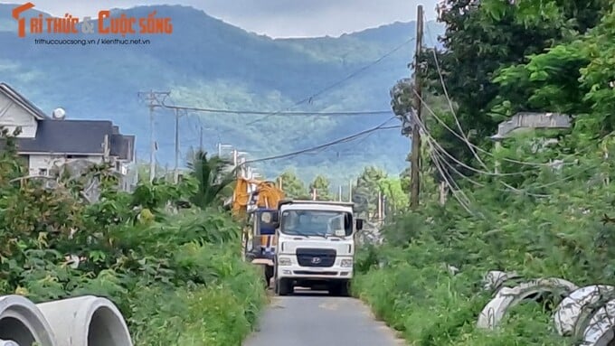 Một xe tải đi qua là người dân chỉ có nước tìm đường khác để đi. Ảnh Thiên Bảo (ghi nhận 7/8/2023)