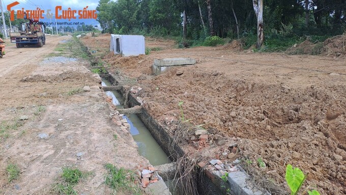 Không hề có biển cảnh báo hay rào chắn . Ảnh Thiên Bảo (ghi nhận 7/8/2023)
