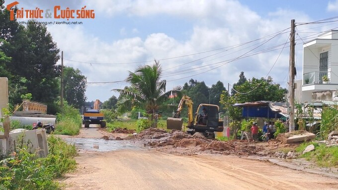 Người dân phải chịu cảnh nắng bụi, mưa sình. Ảnh Thiên Bảo (ghi nhận 7/8/2023)
