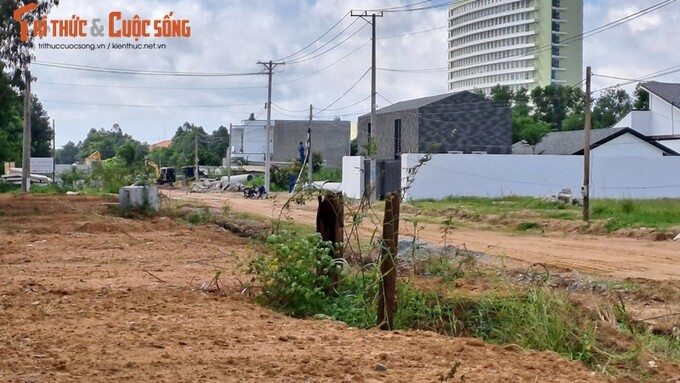Con đường đất đỏ không biển cảnh báo công trình. Ảnh Thiên Bảo (ghi nhận 7/8/2023)