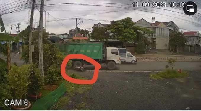 Camera ghi lại cảnh xe rác vượt ẩu, va chạm xe máy làm cháu bé tử vong