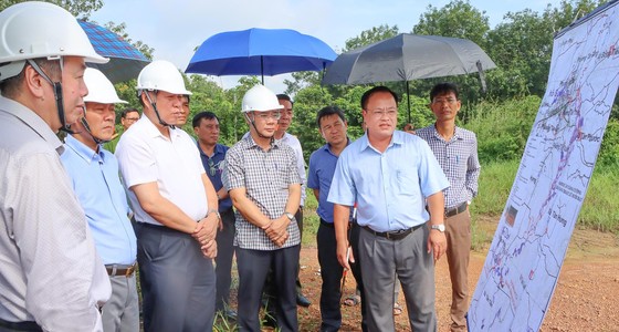 Các thành viên Đoàn công tác kiểm tra thực địa tại khu vực cầu Suối Rạt, xã Tân Lợi, huyện Đồng Phú