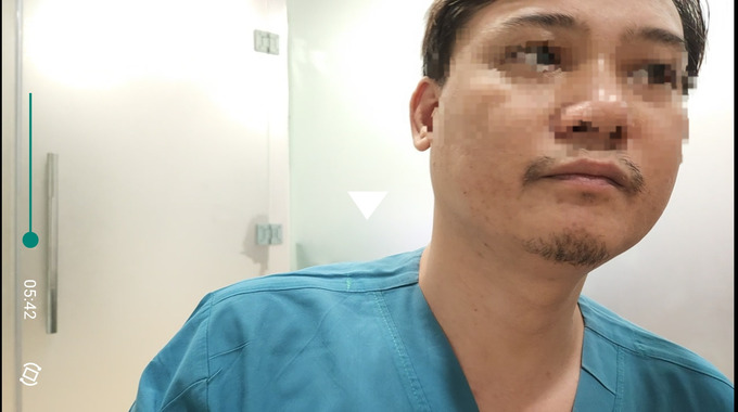 Người này tự giới thiệu là bác sĩ, thăm khám cho PV và sẽ trực tiếp phẫu thuật nếu khách hàng có nhu cầu. (Ảnh cắt từ clip)