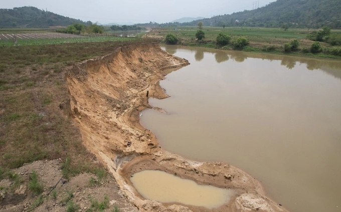 Đoạn sông Krông Ana đoạn qua xã Yang Ré, huyện Krông Bông (Đắk Lắk) bị sạt lở nặng do khai thác cát - Ảnh: TRUNG TÂN