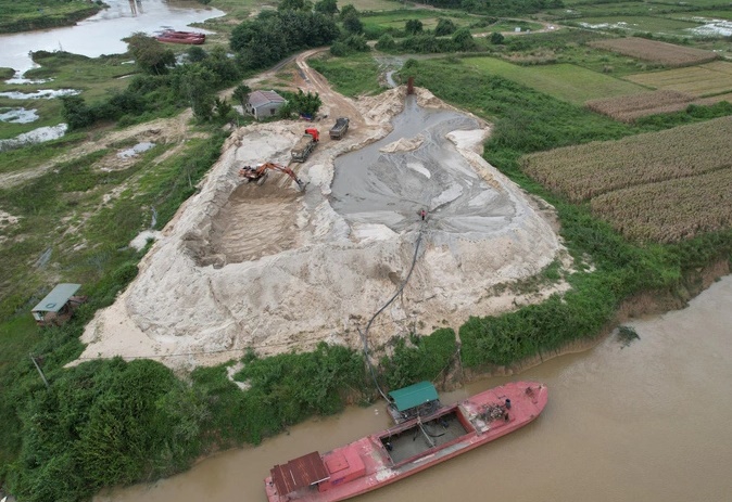 Theo ngành thuế hai tỉnh Đắk Lắk và Đắk Nông, các doanh nghiệp có dấu hiệu kê khai không đầy đủ, gây thất thu thuế. Trong ảnh: Cảnh khai thác, vận chuyển của một bến cát - Ảnh: TRUNG TÂN