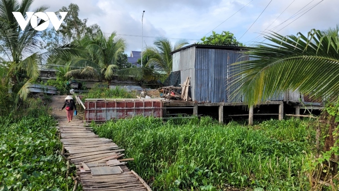 Công trình xây dựng cầu bê tông kiên cố bắc qua kênh Mương Lộ vừa đóng phần trụ cầu xong đã bỏ phế