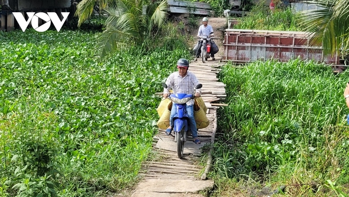 Người dân xã Phú Cường phải qua cây cầu tạm do dân tự làm không đảm bảo an toàn giao thông