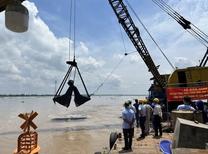 Đây là mỏ vật liệu cát đầu tiên được tỉnh Đồng Tháp giao cho nhà thầu thực hiện khai thác, theo tinh thần của nghị quyết số 43 của Quốc hội và nghị quyết số 18 của Chính phủ - Ảnh: M.T.
