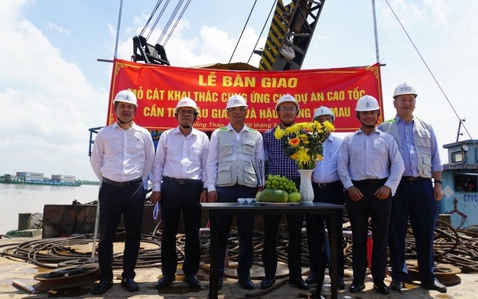 Sáng 20-9, UBND tỉnh Đồng Tháp đã bàn giao mỏ cát có trữ lượng hơn nửa triệu mét khối trên sông Tiền cho nhà đầu tư tuyến cao tốc Cần Thơ - Cà Mau để phục vụ cho dự án này - Ảnh: M.T.