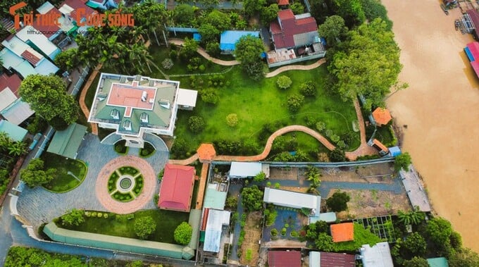 Khu đất có tổng diện tích khoảng 6.800m2 có một mặt giáp sông thuộc khu phố Nhất Hòa, phường Hiệp Hòa, một căn biệt thực đã được xây dựng từ vài năm trước.