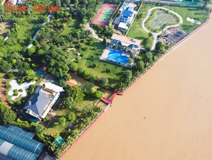 Trong khu đất cũng có nhiều công trình phụ trợ khác phục vụ mọi nhu cầu giải trí của gia chủ như chòi nghỉ lục giác, chòi nghỉ mái vòm…. Cùng công trình đường đi nội bộ, cảnh quan được thiết kế tỉ mỉ, hài hòa với nhiều cây xanh lớn nhỏ, nghệ thuật cảnh quan được tôn vinh rõ nét, điểm nhấn là những thảm cỏ bao quanh vùng cát trắng giống như những mảng sân golf thu nhỏ, khu resort nghỉ dưỡng ven sông.