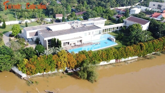 Bên cạnh khu đất trên là khu đất rộng khoảng 10.900m2 có một mặt giáp sông tại khu phố Nhất Hòa là văn phòng đại diện của một công ty với cụm công trình kiên cố 1 trệt và 1 trệt 1 lầu cùng bể bơi có diện tích lớn.