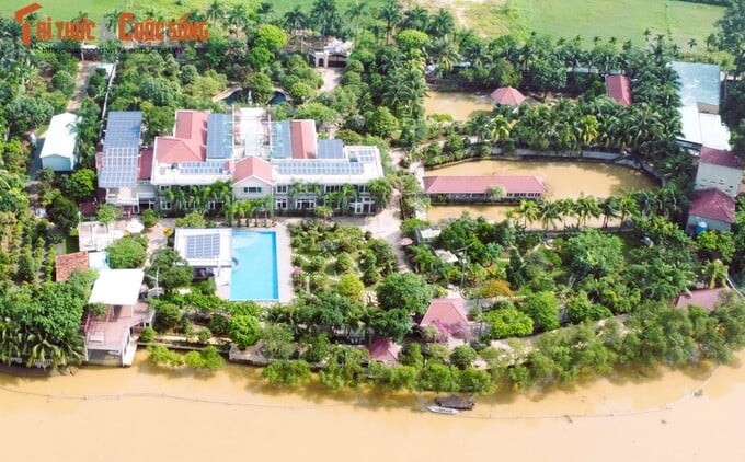 Tại khu phố Tam Hòa, phường Hiệp Hòa, khu đất rộng hơn 17.000m2 có một mặt giáp sông và 02 lối vào nổi bật với cụm công trình đáp ứng gần như toàn bộ các nhu cầu như nhà ở, vui chơi, giải trí, tụ họp, nghỉ dưỡng, thư giãn với thiên nhiên…. Công trình nổi bật trong khu đất là ngôi nhà chính có quy mô 1 trệt 1 lầu. Ngoài ra có nhiều công trình phụ trợ, nghỉ ngơi, giải trí khác như: bể bơi cùng chòi nghỉ giáp bể bơi; nhà để xe; trong khu đất có 02 cái ao với 02 chòi nổi trên ao, 1 chòi giáp ao 1 nhà nuôi chim yến.