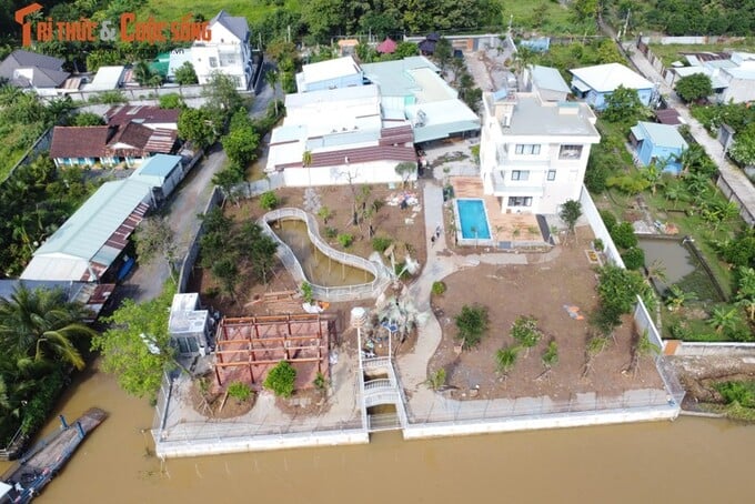 Khu đất có diện tích khoảng 3.500m2 có một mặt giáp sông, thuộc khu phố Nhất Hòa cũng là một khu đất có một mặt giáp sông và đang xây dựng một công trình nhà chính có quy mô một trệt 2 lầu cùng bể bơi nhỏ sát công trình chính.