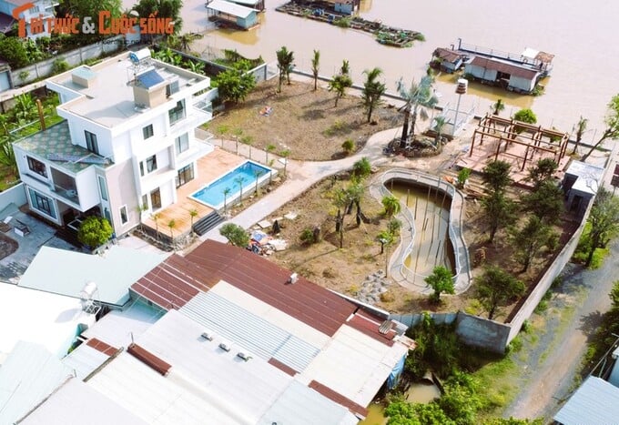 Ngoài ra, trong khuôn viên của khu đất, gia chủ cũng đang tiến hành xây dựng hồ nước, nhà khung gỗ giáp sông, kè giáp sông cũng được gia chủ để chừa lại một lối cống nước dẫn từ sông vào hồ nước.