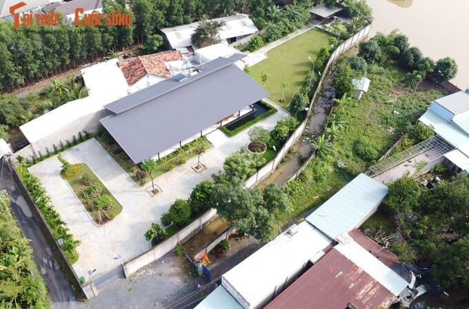 Gần khu đất trên, khu đất có diện tích khoảng 1.800m2 có một mặt giáp sông cùng thuộc khu phố Nhất Hòa hiện đã xây dựng một công trình nhà chính có quy mô một trệt. Khu đất có lối kiến trúc cảnh quan đơn giản nhưng hiện đại, đầy đủ với không gian thoáng đãng cùng công trình chòi nghỉ, hồ nước nhỏ, sân vườn tạo cảm giác thư thái, thích hợp với cuộc sống an dưỡng, nghỉ ngơi vào mỗi ngày nghỉ.
