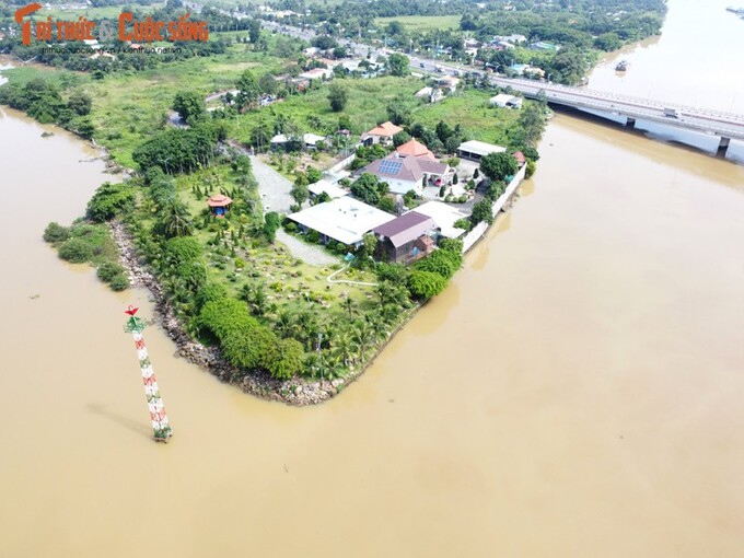 Bên cạnh lối lên một cây cầu lớn nối Cù lao Phố thuộc khu phố Tam Hòa là một khu vực rộng lớn có 2 mặt giáp sông và 1 mặt giáp rạch sông, 1 mặt giáp đường giao thông chính, với địa thế tuyệt vời, khu đất đang dần hình thành những cụm công trình được gia chủ đầu tư hoành tráng chủ yếu hướng đến phục vụ nhu cầu nghĩ dưỡng, thư giãn với không gian thoáng đãng.