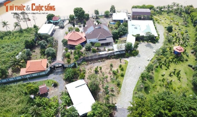 Trong đó, đã có 02 khu cụm công trình có nhà ở kiên cố và kiến trúc cảnh quan ven sông đặc sắc.