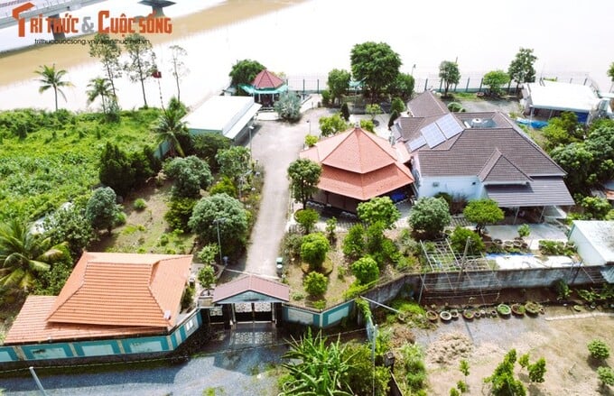 Khu cụm công trình có một mặt giáp sông với diện tích khoảng 3.800m2 đã được xây dựng từ vài năm trước với nhiều công trình được xây dựng như 1 công trình nhà ở kiên cố 1 trệt cùng 5 công trình kiên cố, bán kiên cố khác.