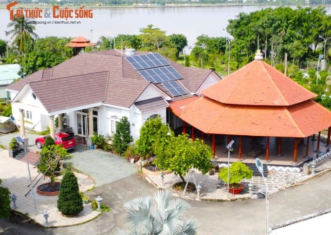 Cụm công trình có lối kiến trúc khá đơn giản, phá chút cổ điển nhưng được trang bị hệ thống điện mặt trời và các công trình phụ trợ hướng đến sự thoải mái, phục vụ nhu cầu thư giãn, nghĩ dưỡng, vui chơi cho gia chủ.