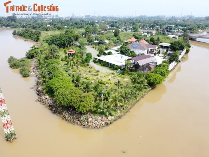 Cạnh khu đất đã xây dựng từ vài năm trước kể trên là khu đất có 2 mặt giáp sông hiện đã xây dựng 1 công trình nhà ở kiên cố 1 trệt, cùng 2 công trình bán kiên cố khác như chòi nghỉ lục giác, chuồng nuôi động vật... Điểm nhấn của công trình là phần thảm cỏ cùng cây cảnh, đá được sắp xếp ven sông.