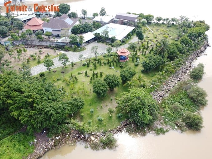 Dù phần xây dựng không nhiều nhưng nhìn tổng thể đây lại được coi là “ngôi nhà mơ ước” với sự đơn giản, đầy đủ tiện nghi và cảnh quan thiết kế cầu kì, tươi đẹp.