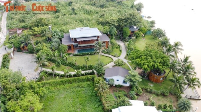 Nổi bật một đoạn sông tại khu phố Nhất Hòa, khu đất có diện tích khoảng 3.500m2 có một mặt giáp sông hiện đã xây dựng một công trình nhà chính có quy mô một trệt 1 lầu cùng công trình bể bơi ngay dưới mái nhà cùng các công trình chòi nghỉ, nhà nghỉ phong cách bungalow lục giác, công trình phụ trợ kiên cố 1 trệt, kiến trúc cảnh quan nhiều cây xanh giống như một ngôi nhà an dưỡng mà nhiều người mong muốn.