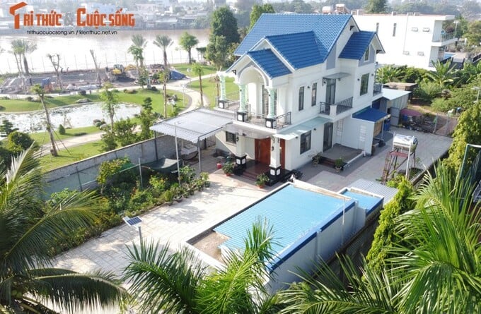 Cũng tại khu phố Nhất Hòa, nằm cách sông chỉ chừng vài bước chân, thửa đất có diện tích 1.271m2 với công trình nhà chính vừa được hoàn thiện có quy mô 1 trệt 1 lầu, 1 tầng áp mái, cùng 1 công trình phụ riêng biệt được thiết kế theo lối hiện đại, tông màu chủ đạo ngoại thất màu trắng với mái ngói màu xanh dương đang là xu thế thiết kế trong vài năm trở lại đây và tương lai.