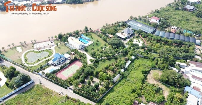 Bao bọc lấy thửa đất trên tại khu phố Nhất Hòa, là một khu đất có tổng diện tích khoảng 23.100m2 một mặt giáp sông, giữa khu đất có một con rạch của sông đã được gia chủ xây dựng tường kè kiên cố và lan can dọc con rạch, gia chủ cũng đã xây dựng 02 cây cầu bắc qua con rạch này để kết nối khu đất khu đất.