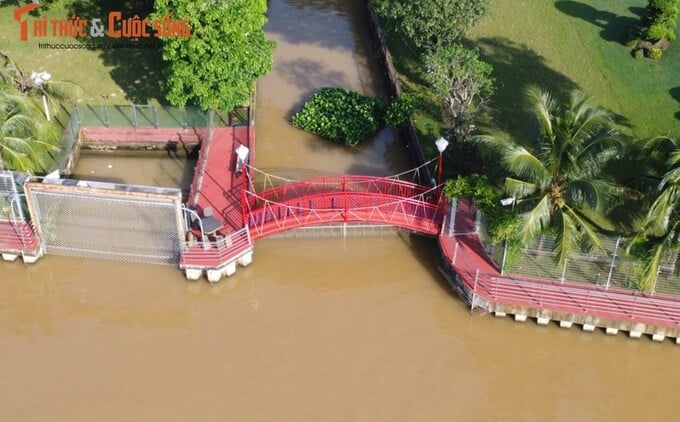 Cả 2 cây cầu kết nối khu đất rộng hơn 23.000m2 này đều có màu đỏ khá bắt mắt cùng tông màu đường ven sông và đường nội bộ của khu đất thể hiện sự đồng bộ, tỉ mỉ trong thiết kế của gia chủ.