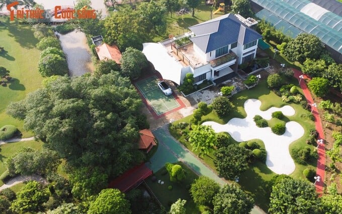 Ngoài ra, trên khu đất cũng có 1 công trình nhà ở kiên cố khác có quy mô 1 trệt 1 lầu cùng 1 sân tenis nhỏ ngay cạnh ngôi nhà cùng cảnh quan thảm cỏ, cát trắng được thiết dựng cầu kì.