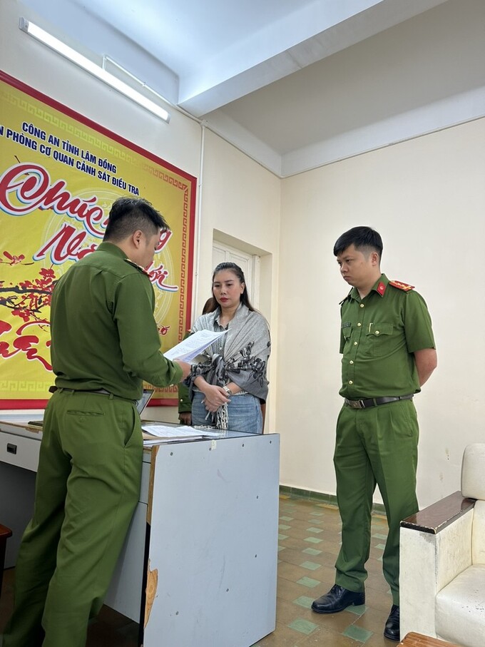 Cơ quan điều tra đọc lệnh bắt tạm giam Phạm Thị Minh Phi.