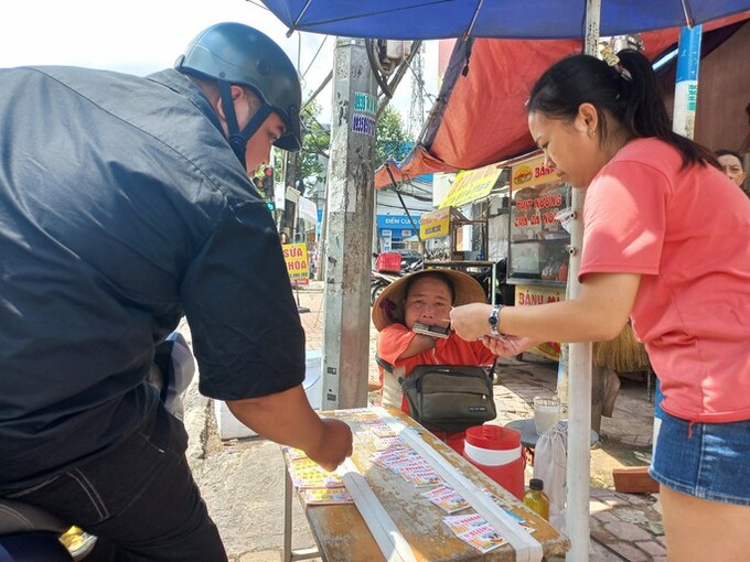 Do không có tay, không có chân nên bà Thuận thường để người mua tự chọn vé, trả tiền