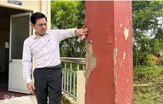Ông Nguyễn Kim Phước, Trưởng ban Kinh tế - ngân sách HĐND tỉnh gõ nhẹ vào cột hành lang khiến cả mảng vữa đã mục bung xuống