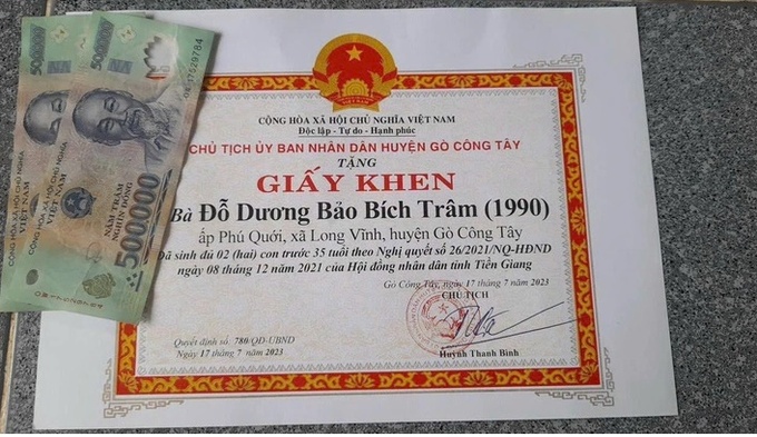 Tờ giấy khen được đưa lên mạng xã hội gây thích thú của cư dân mạng - Ảnh: MXH