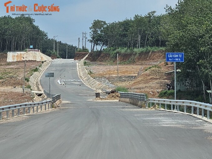 Công trình xây dựng đường và cầu Vàm Tư có điểm đầu giao với đường ĐH416 thuộc địa phận xã Tân Định, huyện Bắc Tân Uyên. Điểm cuối kết nối vào đường ĐH514 thuộc địa phận xã Phước Hòa, huyện Phú Giáo. Ảnh HĐ