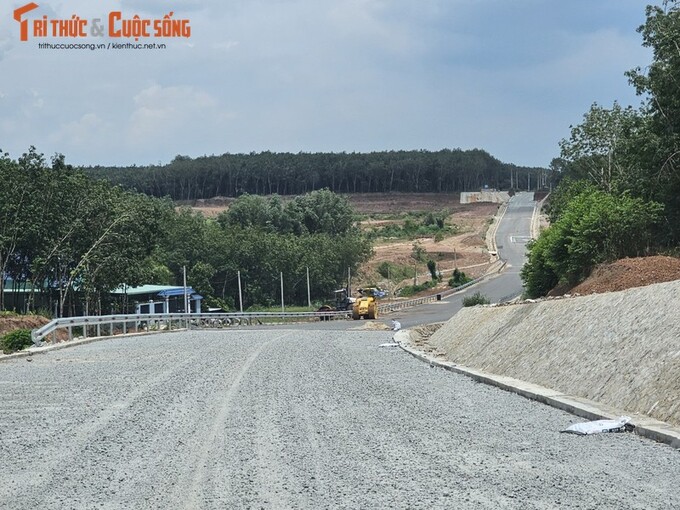 Hai phần đường đầu cầu do địa hình dốc đã có dấu hiệu bong lột lớp thảm nhựa đường, đang được nhà thầu khắc phục. Ảnh HĐ